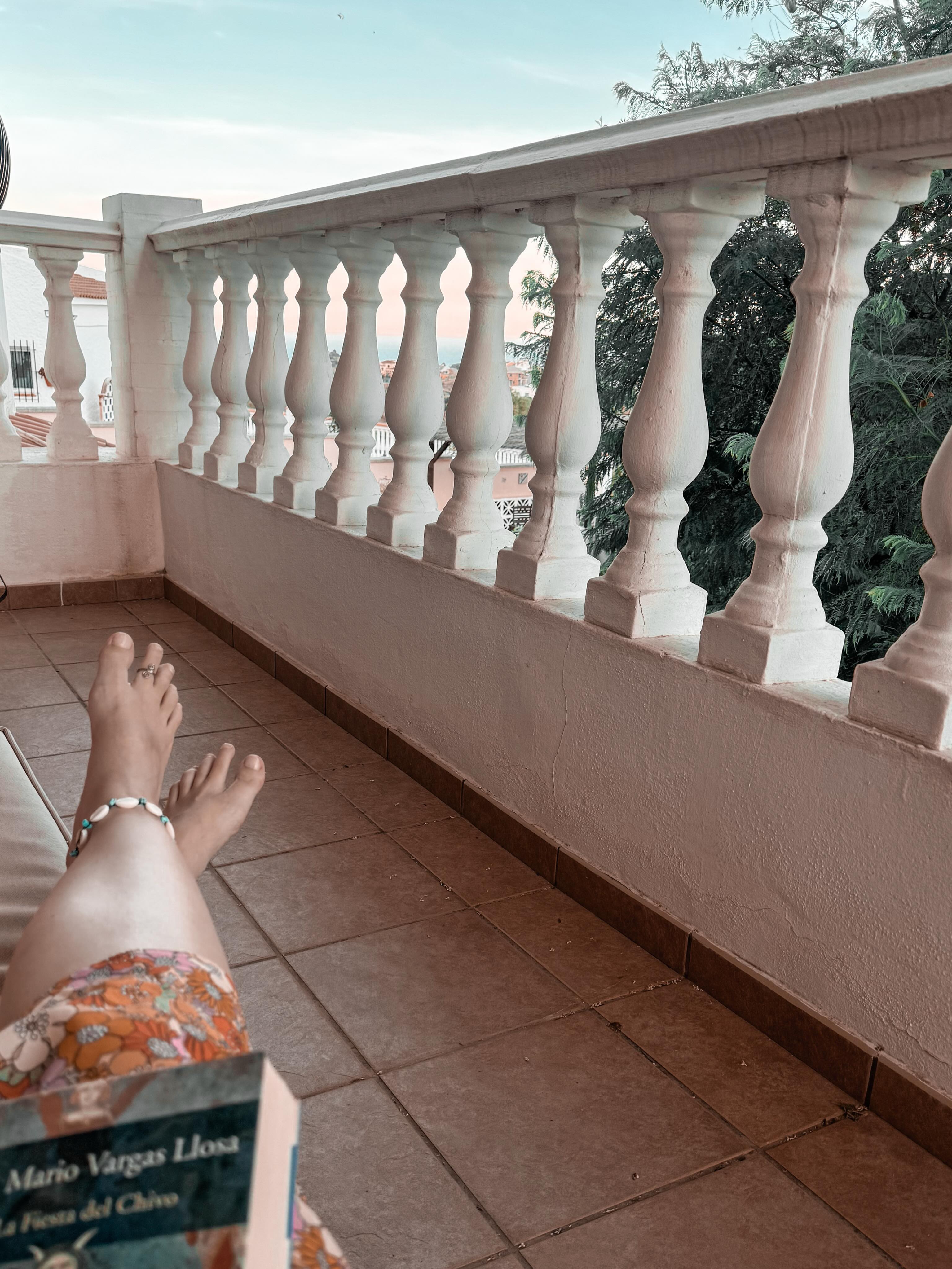 “Regalándome este espacio de observación, de escucha y de silencio.” LL
❤️

.
.
.
.
#travelwoman #solotravel #reader #seabreeze #mediterraneando